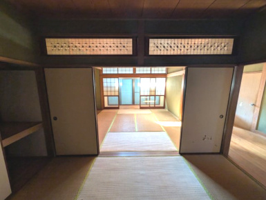小郡市小郡売中古平屋建住宅の和室|８帖の和室と二間繋がりです。