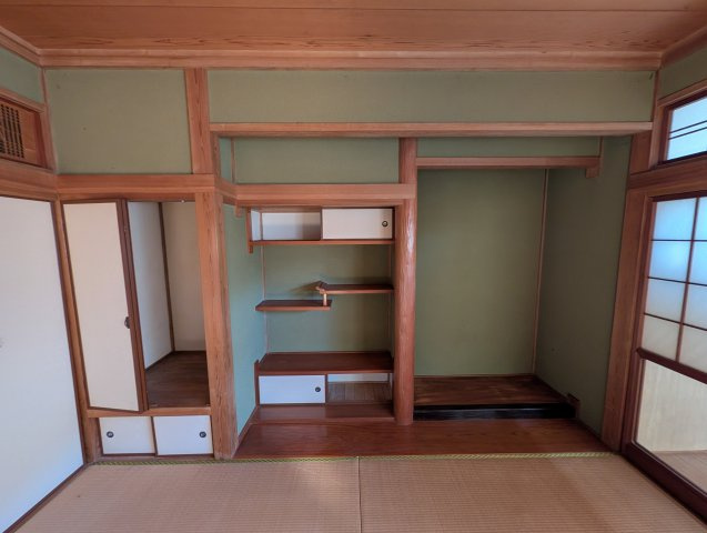 小郡市小郡売中古平屋建住宅の和室|床の間がある８帖の和室です。