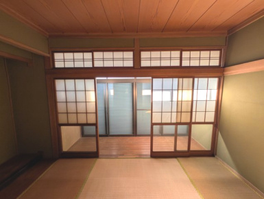 小郡市小郡売中古平屋建住宅の和室|８帖の和室には広縁があります。