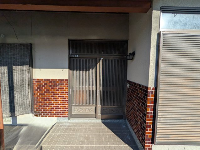 小郡市小郡売中古平屋建住宅の玄関