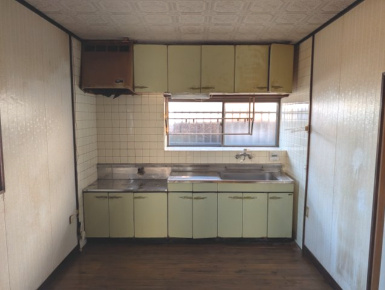 小郡市小郡売中古平屋建住宅のキッチン|出窓があるダイニングキッチンです。