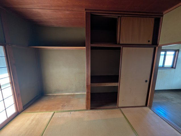 小郡市小郡売中古平屋建住宅の和室|南側の６帖の和室です。押入があります。