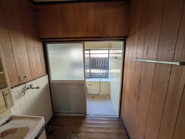 小郡市小郡売中古平屋建住宅の独立洗面台