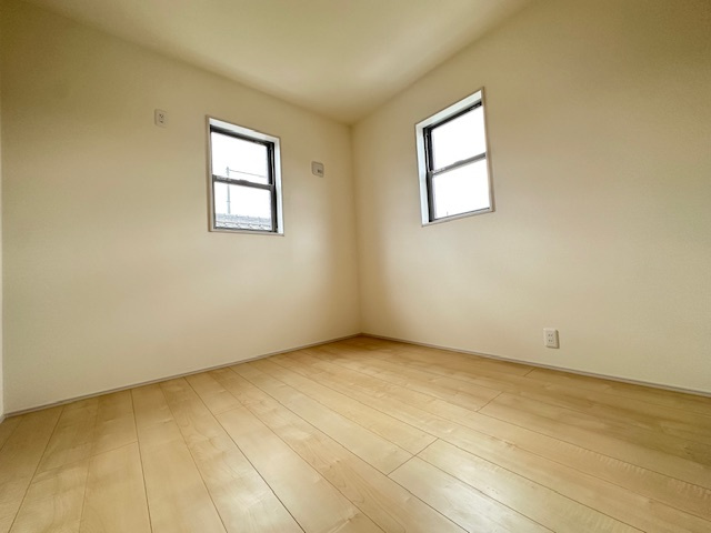 【新築戸建】　いわき市自由ヶ丘2期　全2棟　長期優良住宅の洋室|1号棟写真　フローリングのお部屋は耐久性があり傷がつきにくいので、一般的な使用ではメンテナンスはあまり必要ありません。また、汚れたらさっと拭き取るだけで、キレイな状態を保つことができます。