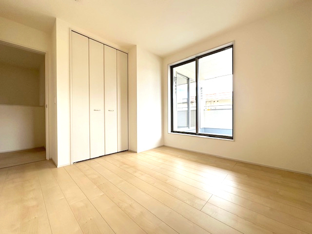 【新築戸建】　いわき市自由ヶ丘2期　全2棟　長期優良住宅の洋室|1号棟写真　窓から日が差し込む明るい洋室。シンプルな造りなので配置するインテリア次第でお好きなお部屋の雰囲気に変えられます。