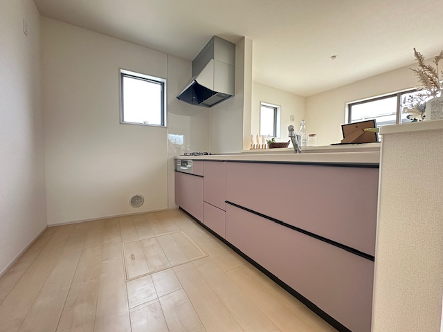 【新築戸建】　いわき市自由ヶ丘2期　全2棟　長期優良住宅のキッチン|1号棟写真　対面キッチンを選ぶ方の多くが、家族とのコミュニケーションを重視して選ばれます。特に小さなお子さんを持つご家庭では、調理中もお子さんの様子をみられるということは大きな安心に繋がります！