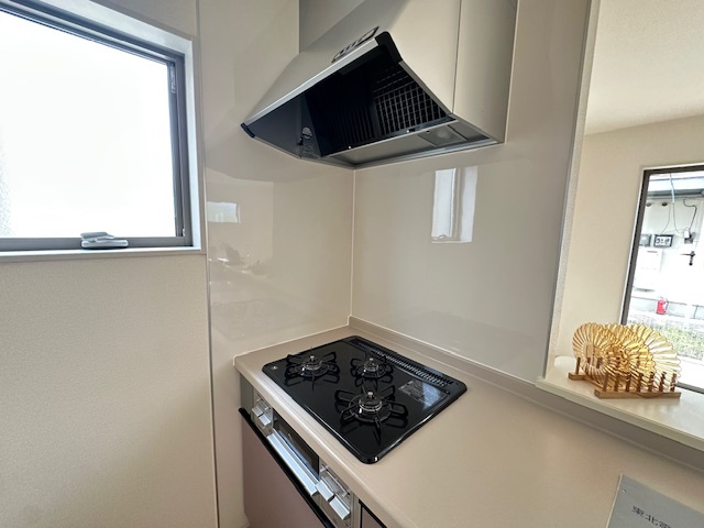 【新築戸建】　いわき市自由ヶ丘2期　全2棟　長期優良住宅のキッチン|1号棟写真　使い勝手の良いシステムキッチンで、対面式なのでご家族との団欒にもぴったりですね(^^)/また、収納力もあるのでスッキリが実現します◎