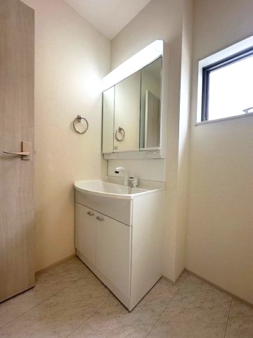 【新築戸建】　いわき市自由ヶ丘2期　全2棟　長期優良住宅の独立洗面台|1号棟写真　収納スペースが豊富で、鏡の周りには棚もあるため、洗顔用品や歯ブラシ、うがい用のコップ、整髪料、スキンケア用品、化粧品などを置いて整理することができます。