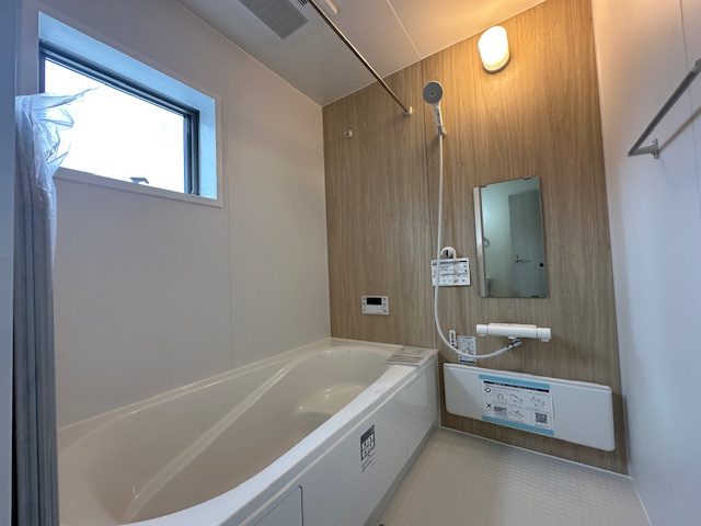 【新築戸建】　いわき市自由ヶ丘2期　全2棟　長期優良住宅の浴室|1号棟写真　１坪サイズのバスルーム。浴室換気乾燥機を標準装備。乾きやすい床やお手入れのしやすい排水口など、いつも清潔にご使用いただけます。