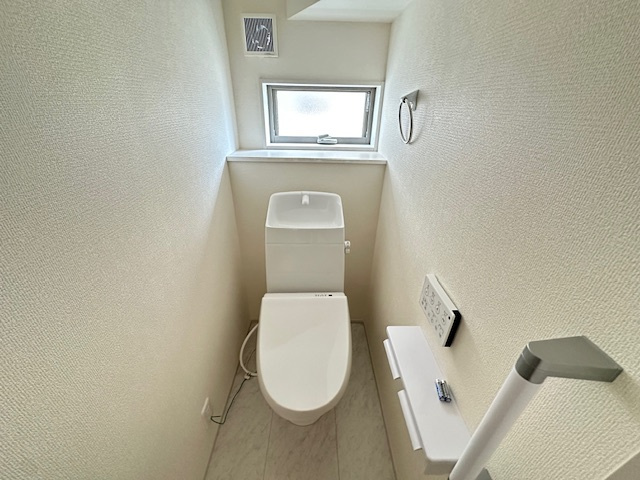 【新築戸建】　いわき市自由ヶ丘2期　全2棟　長期優良住宅のトイレ|1号棟写真　白を基調とした、シンプルながらも落ち着くデザインです。洗浄機付き温水便座で機能性もばっちりです！1階と2階に完備されているので、朝の忙しい時間帯に困ることはありません。