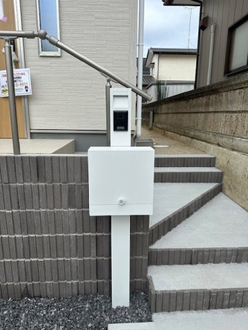 【新築戸建】　いわき市自由ヶ丘2期　全2棟　長期優良住宅のセキュリティ|1号棟写真　TVモニター付インターフォンの最大のメリットは、室内モニターから訪問者が誰なのか見ることができる点です。来訪者と直接顔を合わせることなくモニター越しに対応ができるのでとても便利です。