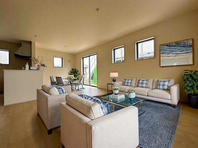 【新築戸建】　いわき市自由ヶ丘2期　全2棟　長期優良住宅の居間・リビング|1号棟のリビングダイニングに家具を配置したイメージ画像です
※本画像はCGで作成しており、実際に現地に 家具は置かれておりません。また、価格に 家具は含まれておりません。