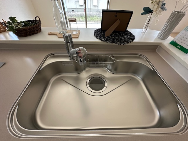 【新築戸建】　いわき市自由ヶ丘2期　全2棟　長期優良住宅のキッチン|1号棟写真　浄水器一体型水栓です。蛇口をひねればいつでもおいしい水が飲めるのが嬉しいです(^^)/水はねの音や食器が当たる音を大幅に軽減する静音仕様のジャンボシンクです。