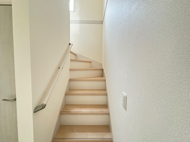 【新築戸建】　いわき市自由ヶ丘2期　全2棟　長期優良住宅の内装|1号棟写真　階段には手すりが付いているので上り下りも安心です。