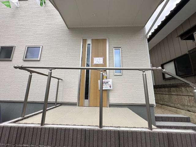 【新築戸建】　いわき市自由ヶ丘2期　全2棟　長期優良住宅の玄関|1号棟写真　舗装された玄関ポーチでお客様を迎えることができます