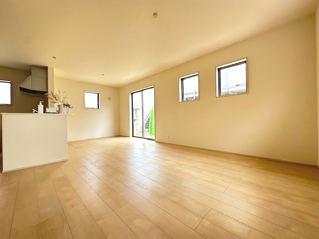 【新築戸建】　いわき市自由ヶ丘2期　全2棟　長期優良住宅の居間・リビング|1号棟写真　一日の中で多くの時間を過すことになるリビングダイニングだからこそ、いつも穏やかな空間であることが必然。爽やかな通風と採光を存分に感じる事が出来る空間です。