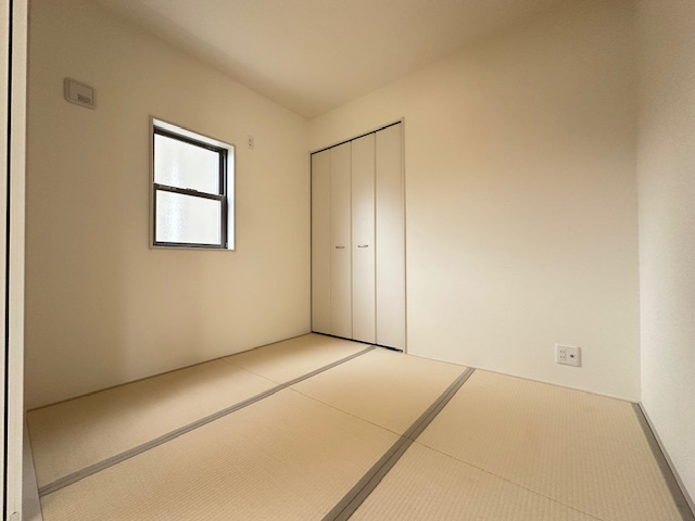 【新築戸建】　いわき市自由ヶ丘2期　全2棟　長期優良住宅の和室|1号棟写真　座卓テーブルを置いてセカンドリビングとして使ったり、畳ならではの肌触りで横になって休んだりと、自由に活用できるのが続き間「和室」の特徴です。また小さなお子様の遊び場としても安心です。