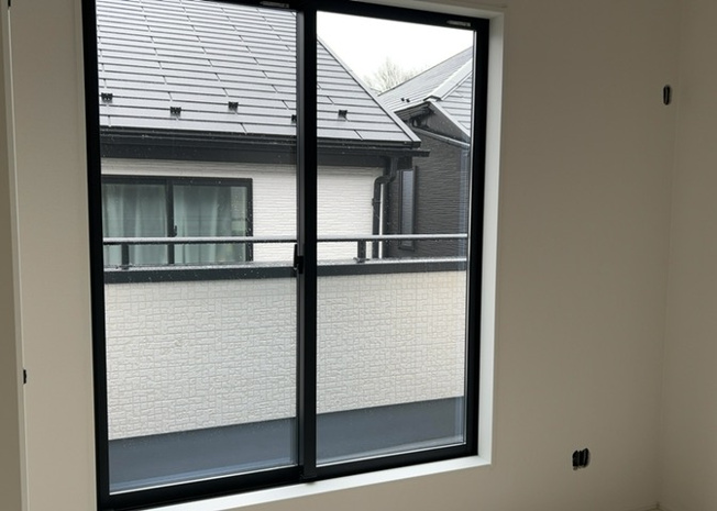 【寝室】 | 寝室でゆっくりと過ごすためにはベッド周りの適度な空間を担保することや窓の位置、照明の明るさ、寝室の広さなどを考える必要があります。自身や家族の構成とライフスタイルに併せて寝室にする部屋を選びましょう！