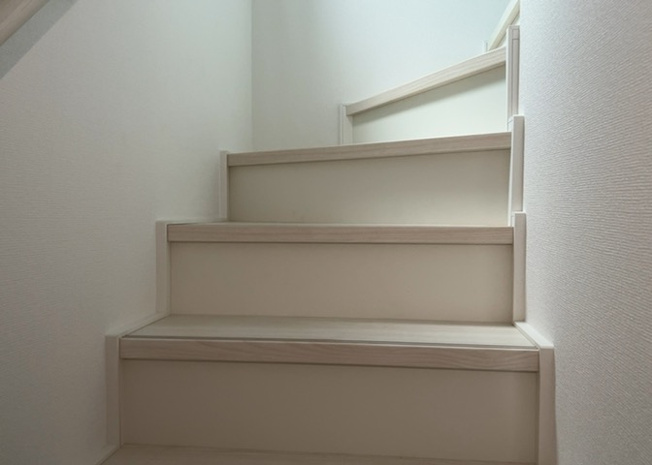 【内装】 | 建物の上下階の通路である階段は、その位置によって動線や室内の印象が大きく左右されます。手摺にも重要な役割があり、転倒の防止・歩行や動作を円滑にして日常生活を支えることを主な目的として設置されています。