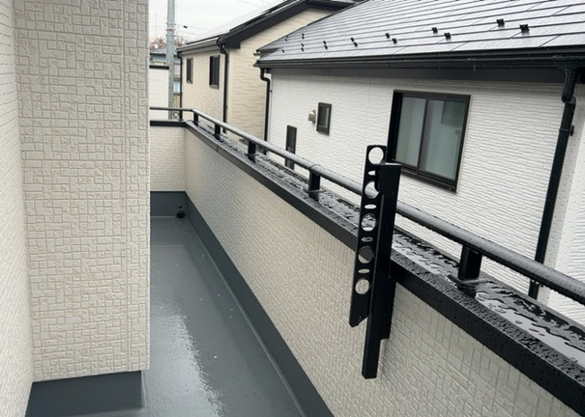 【バルコニー】 | バルコニーは、室外の専用スペースのうち、「屋根がなく開放された空間」であるものを指します。ベランダより広いタイプのものが多く、日当たりもよいため家庭菜園などを楽しみたい人にとって適した環境となります。