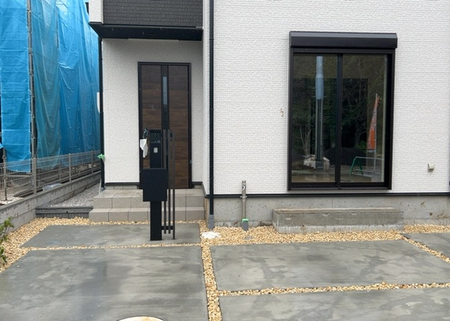 【構造・工法・仕様】 | 木造住宅とは土台、壁、柱など建築物の強度を支える構造体の材に木が使用されている構造を指します。構造体は建物の自重を支えるだけではなく風圧や水圧、積裁荷重などあらゆる衝撃に耐えるための基礎です。