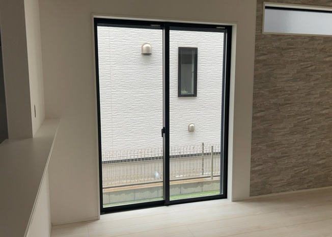 【内装】 | サッシとは、ガラス窓に使用される金属製の窓枠のことです。一般的に住宅建築では、金属製建具工事の段階で備え付けるもので、ガラス類や玄関、バスルームのスチール製のドアなどと同じタイミングで工事を行います。