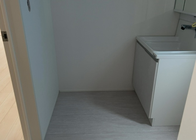 【脱衣所】 | 多くの戸建て住宅で見かける洗面脱衣所は、洗面台と洗濯機が2畳ほどのスペースに並べられていて、洗面所が脱衣所を兼ね備えている間取りが一般的です。お客様が利用することもある、パブリックな空間でもあります。