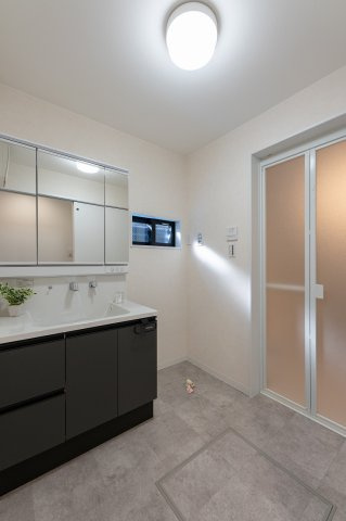 向日市上植野町御妙林の洗面所|使い勝手の良いワイドタイプの洗面化粧台です。朝の身支度も安心です(^^）