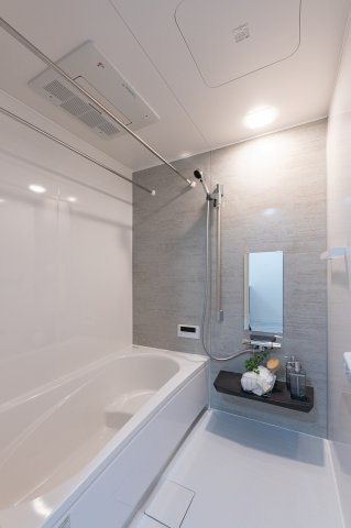 向日市上植野町御妙林の浴室|明るいアクセントパネルを使用した浴室空間となっております。