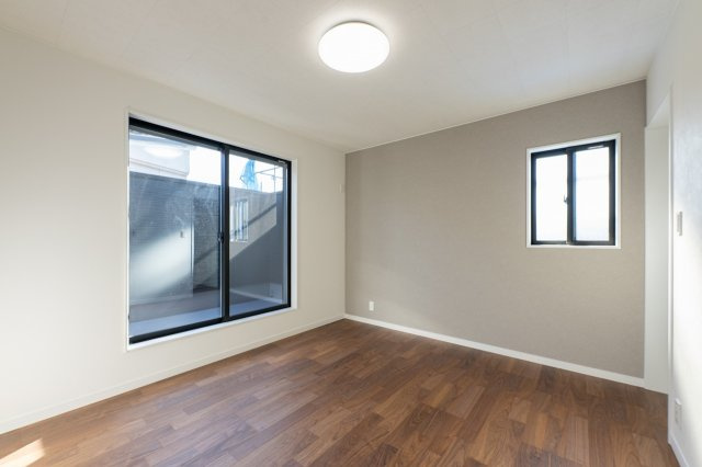 向日市上植野町御妙林の洋室|洋室約7帖
テラスへの動線のある寝室に適したお部屋です。