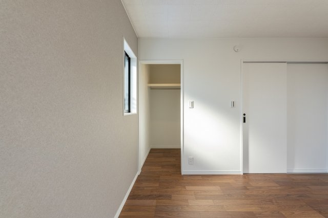向日市上植野町御妙林の洋室|洋室約7帖
ウォークインクローゼットへと繋がっております。
