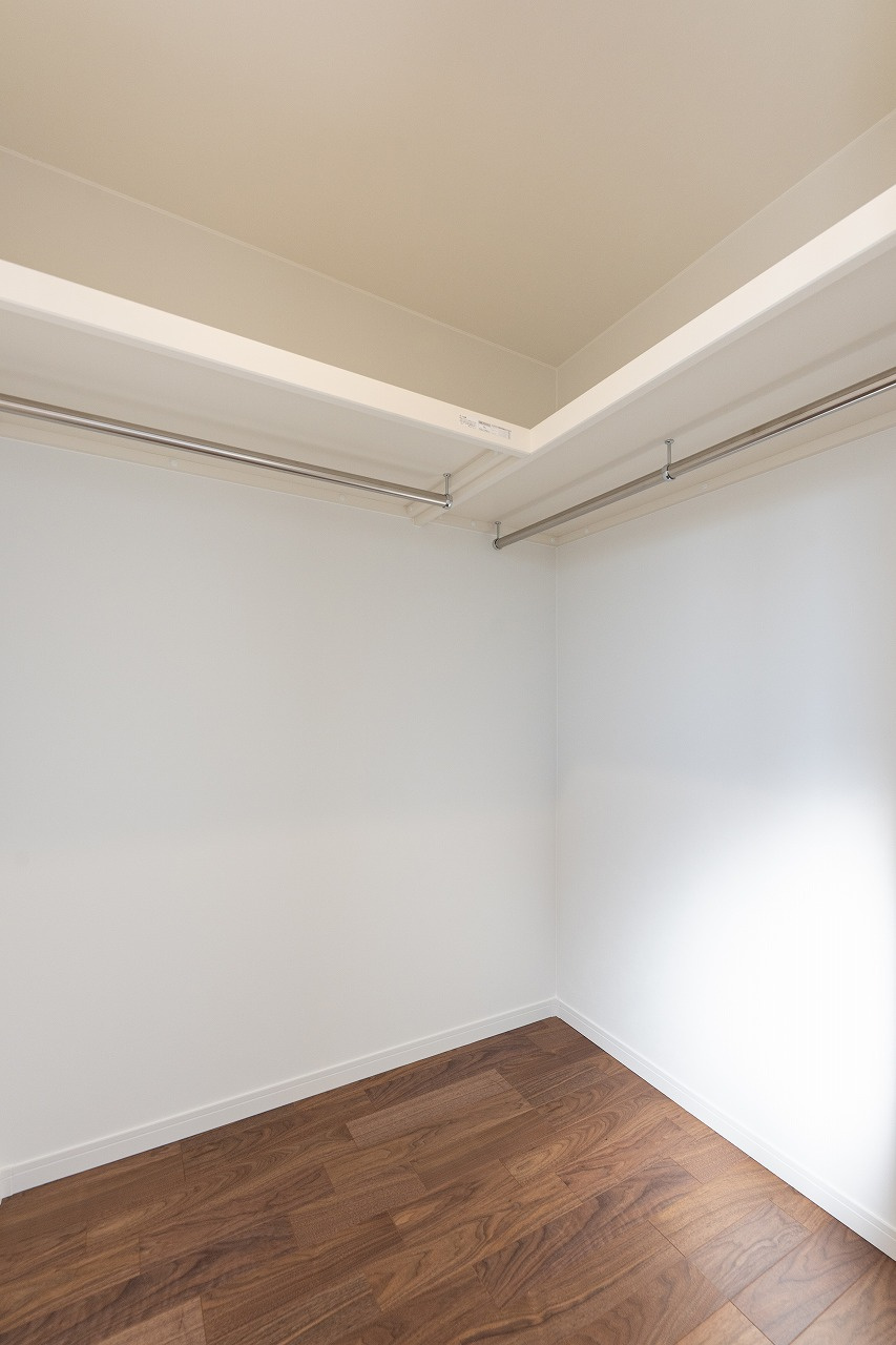 向日市上植野町御妙林の収納|ウォークインクローゼット完備で、季節ものの収納なども安心です。