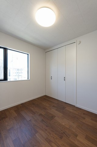 向日市上植野町御妙林の洋室|納戸約5.2帖
クローゼットもございますので、収納スペースとしても、子ども部屋としても適しております。