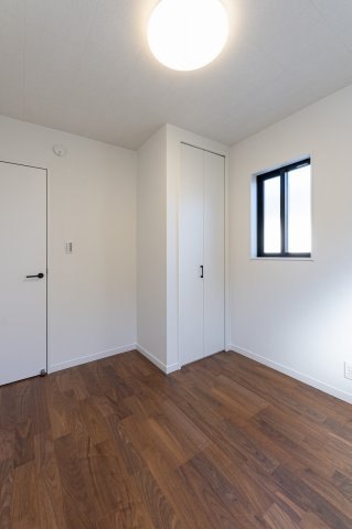 向日市上植野町御妙林の洋室|洋室約4.9帖
小型クローゼットがございますので、収納も安心です。
