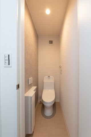 向日市上植野町御妙林のトイレ|２階トイレ
温水洗浄便座付きトイレ