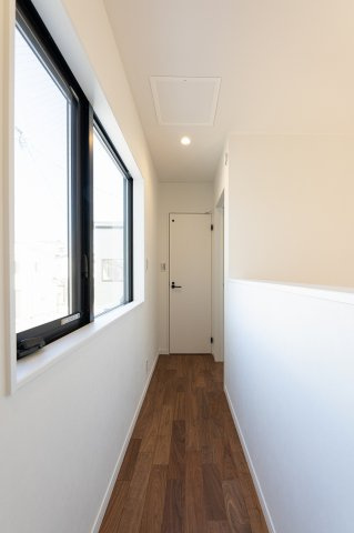 向日市上植野町御妙林のその他|２階廊下は吹き抜けと窓からの採光で、解放感ある明るい空間となっております。