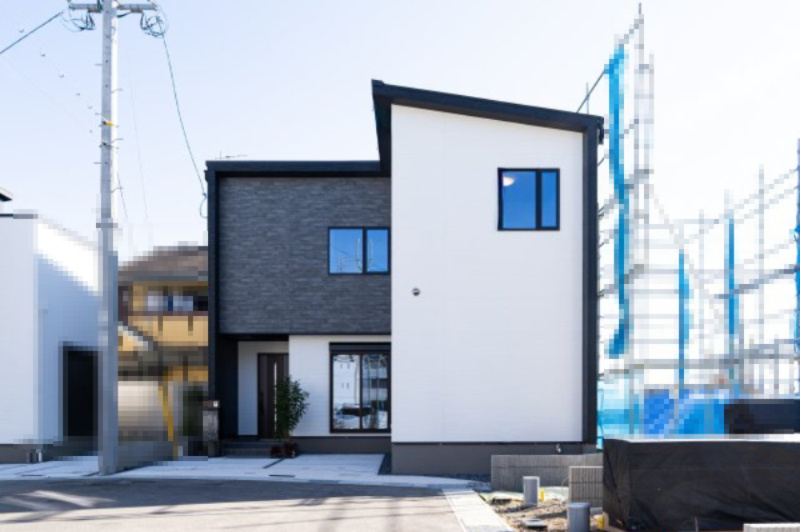 向日市上植野町御妙林の外観|ツートンカラーのお洒落な外壁です。
省エネ性能が断熱等級5で冬暖かく夏は涼しいお家です。