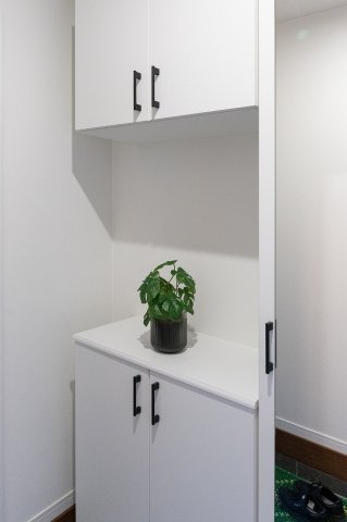 向日市上植野町御妙林の収納|インテリアもお楽しみいただけるカウンタータイプの玄関収納です。