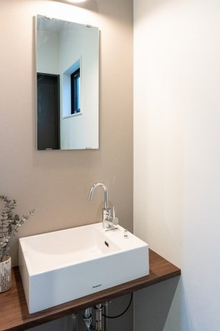 向日市上植野町御妙林の設備|玄関ホールには手洗いを設けております。外出先からすぐ手洗いができ、衛生面や感染症対策に大きな効果があります。