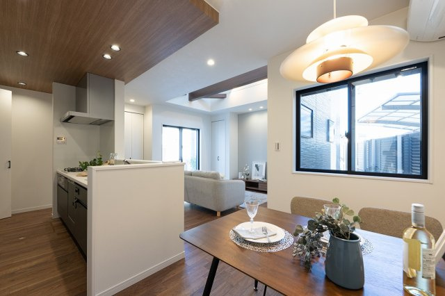 向日市上植野町御妙林のダイニング|リビングとダイニングが独立していながらもバランスのよい設計となっており、快適で使い勝手の良い空間が実現されております。