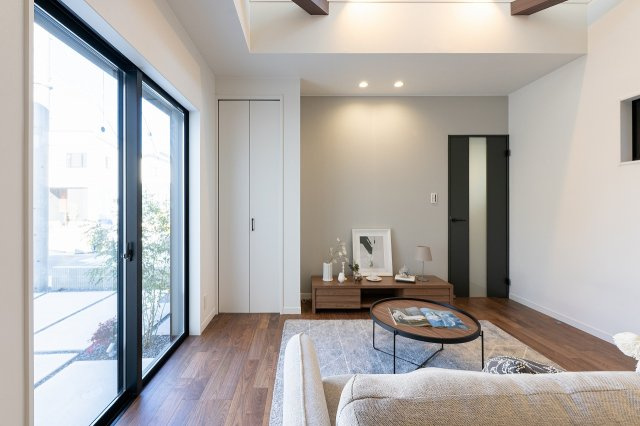 向日市上植野町御妙林の居間・リビング|外からと吹き抜け上部からの明るい採光がお部屋を開放的にしてくれます。