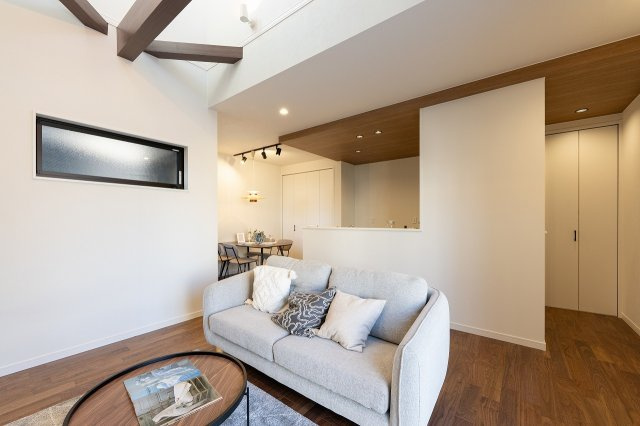 向日市上植野町御妙林の居間・リビング|キッチンからはリビングの様子を間近に見渡せますので、お料理をしながらご家族の団らんもお楽しみいただけます。