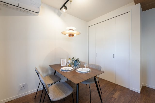 向日市上植野町御妙林のダイニング|ダイニング背面にはクローゼットがあり、食品庫としても、生活用品の収納としも、様々な用途でお使いいただけます。