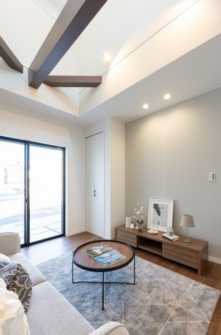 向日市上植野町御妙林の居間・リビング|上部は吹き抜け構造となっており、自然光がたっぷり差し込む空間となっております。