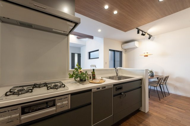 向日市上植野町御妙林のキッチン|ダーク調のシックなシステムキッチンです。食器洗乾燥機も完備です♪