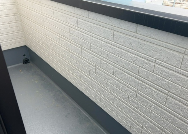 【バルコニー】 | バルコニーは、室外の専用スペースのうち、「屋根がなく開放された空間」であるものを指します。ベランダより広いタイプのものが多く、日当たりもよいため家庭菜園などを楽しみたい人にとって適した環境となります。