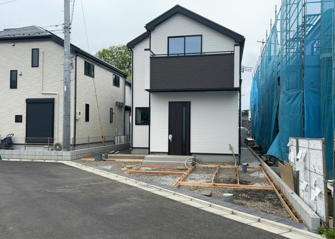 【外観】 | ついに完成致しました！現地をご見学に行く際は、道路の幅や周辺の交通量、施設などをご確認頂くことをおすすめします！物件の流れが早いため、内見をしたい方はお早めに当社営業までお問い合わせ頂きご予約下さい！