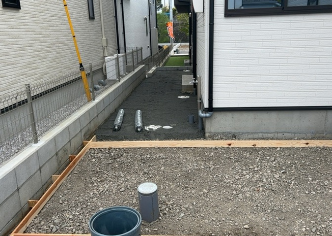 【庭】 | 庭があることでガーデニングや家庭菜園はもちろん、こどもの遊び場やペットを放して遊ぶことができます。また、家の周囲に余裕があるということです。隣地との間があれば、十分な日当たりと、風通しが確保できます。