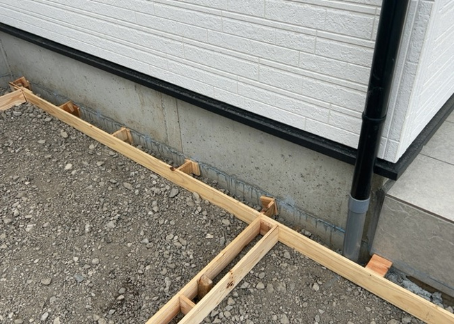 【構造・工法・仕様】 | 木造住宅とは土台、壁、柱など建築物の強度を支える構造体の材に木が使用されている構造を指します。構造体は建物の自重を支えるだけではなく風圧や水圧、積裁荷重などあらゆる衝撃に耐えるための基礎です。