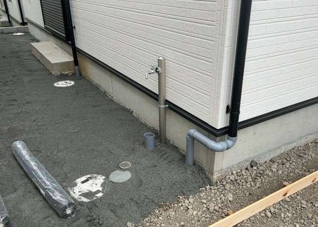 【設備】 | 敷地内には、散水栓や立水栓があります。水道水を直接利用できるため、水を運ぶ手間を省くことが出来ます。大量の水を必要とする洗車作業や清掃などに役立ちます。その他設備とあわせて、現地でご確認ください。